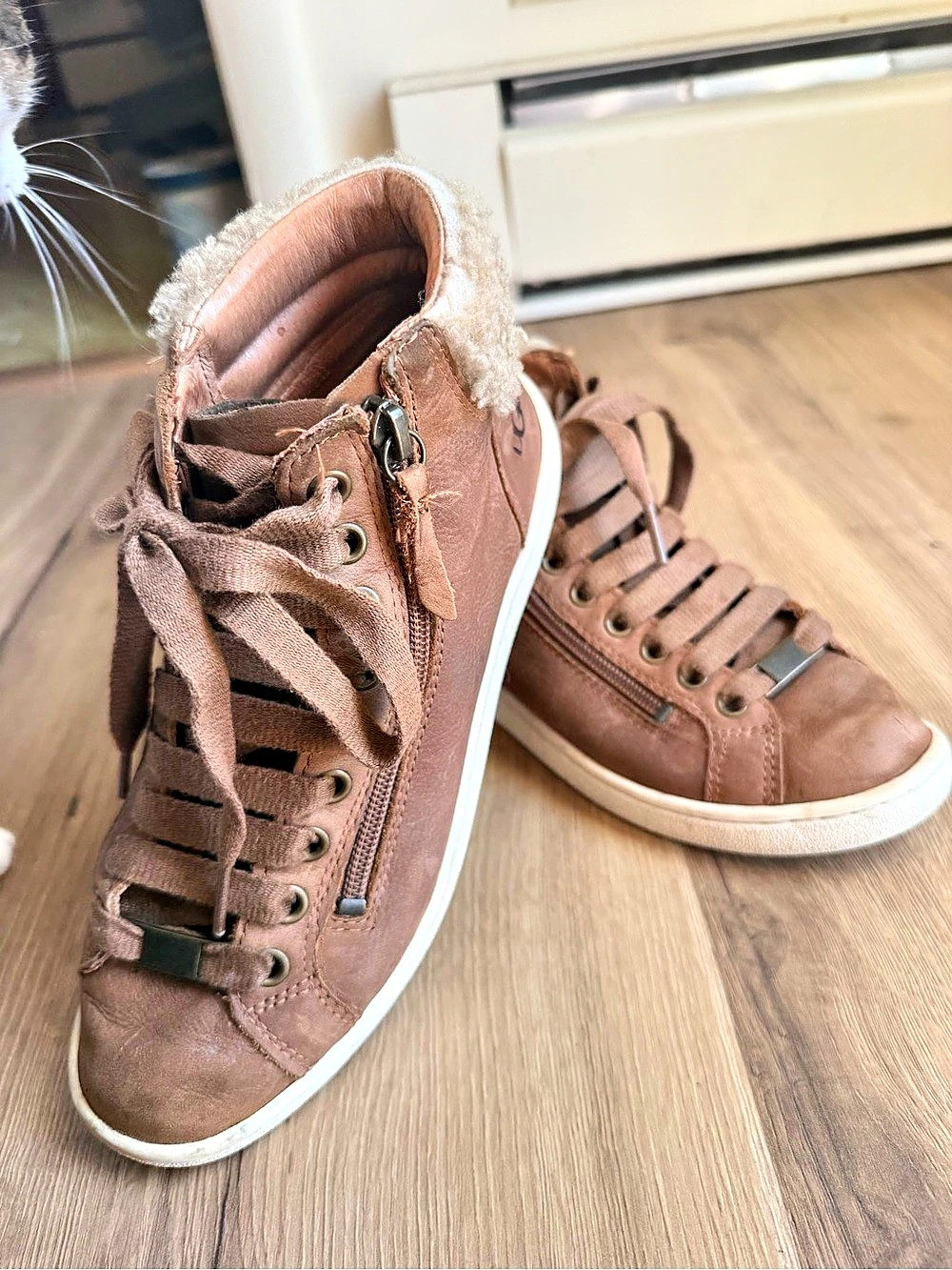 UGG Tan Leather Sherpa High-Top Zip Sneakers / Boots Size 6